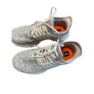 womans fashion sneakers Sz 5 BagS806